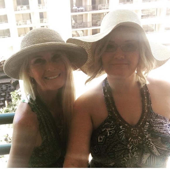 Bookmark my closet. - Picture 1 of 5